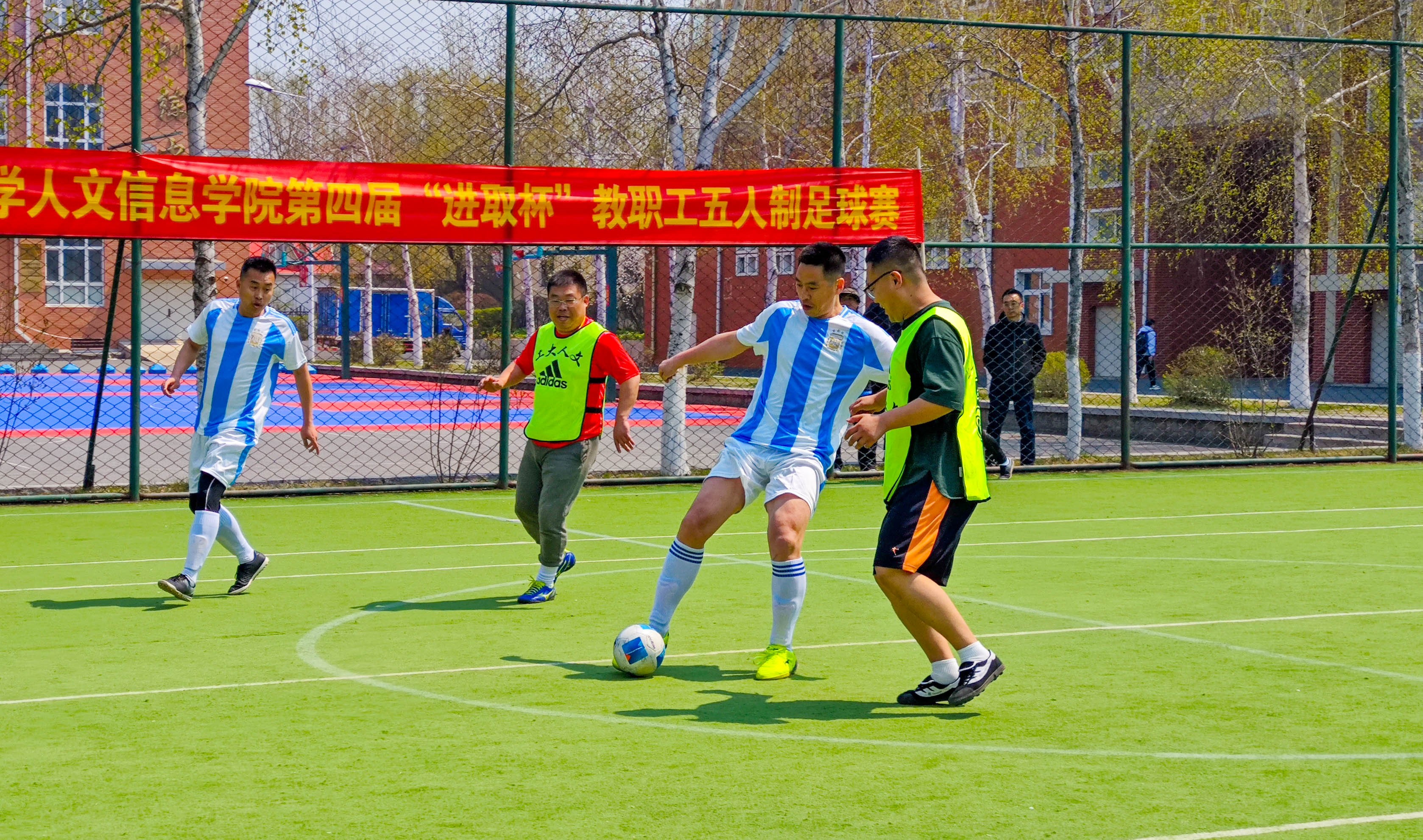 爱游戏下载-激情足球赛场再度点燃，球员拼搏至极的简单介绍