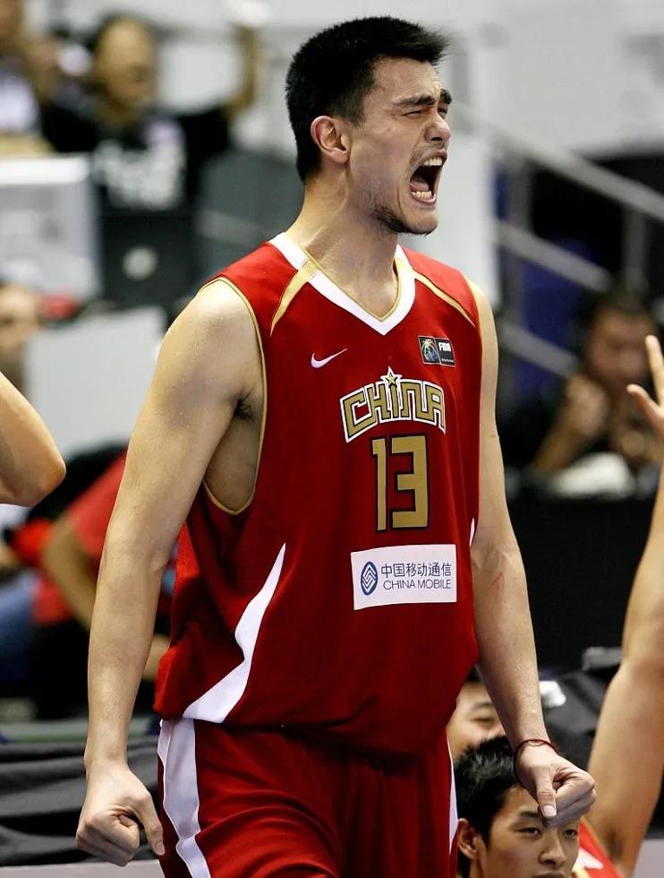 姚明率领中国队在全球杯赛事中获胜 姚明率领中国队在全球杯赛事中获胜