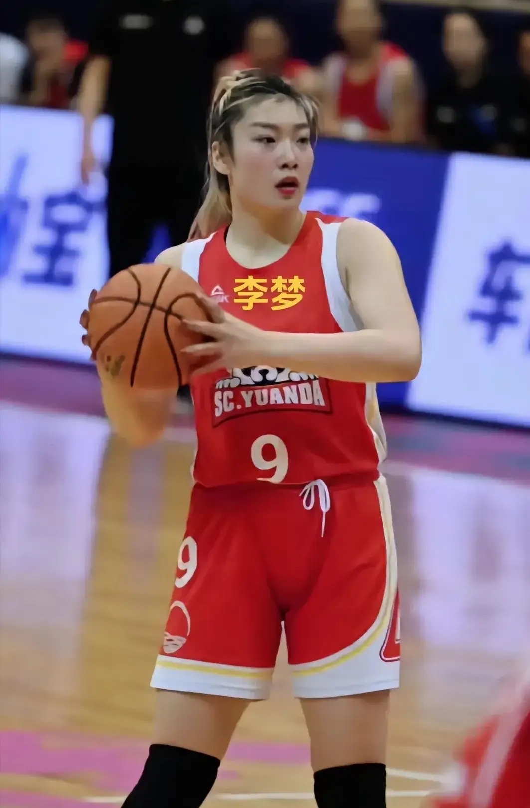 爱游戏官网-女子篮球职业联赛关注度攀升，女球员表现优秀