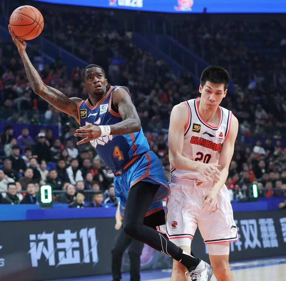 关于外援球员表现出色，为球队贡献重要分数的信息