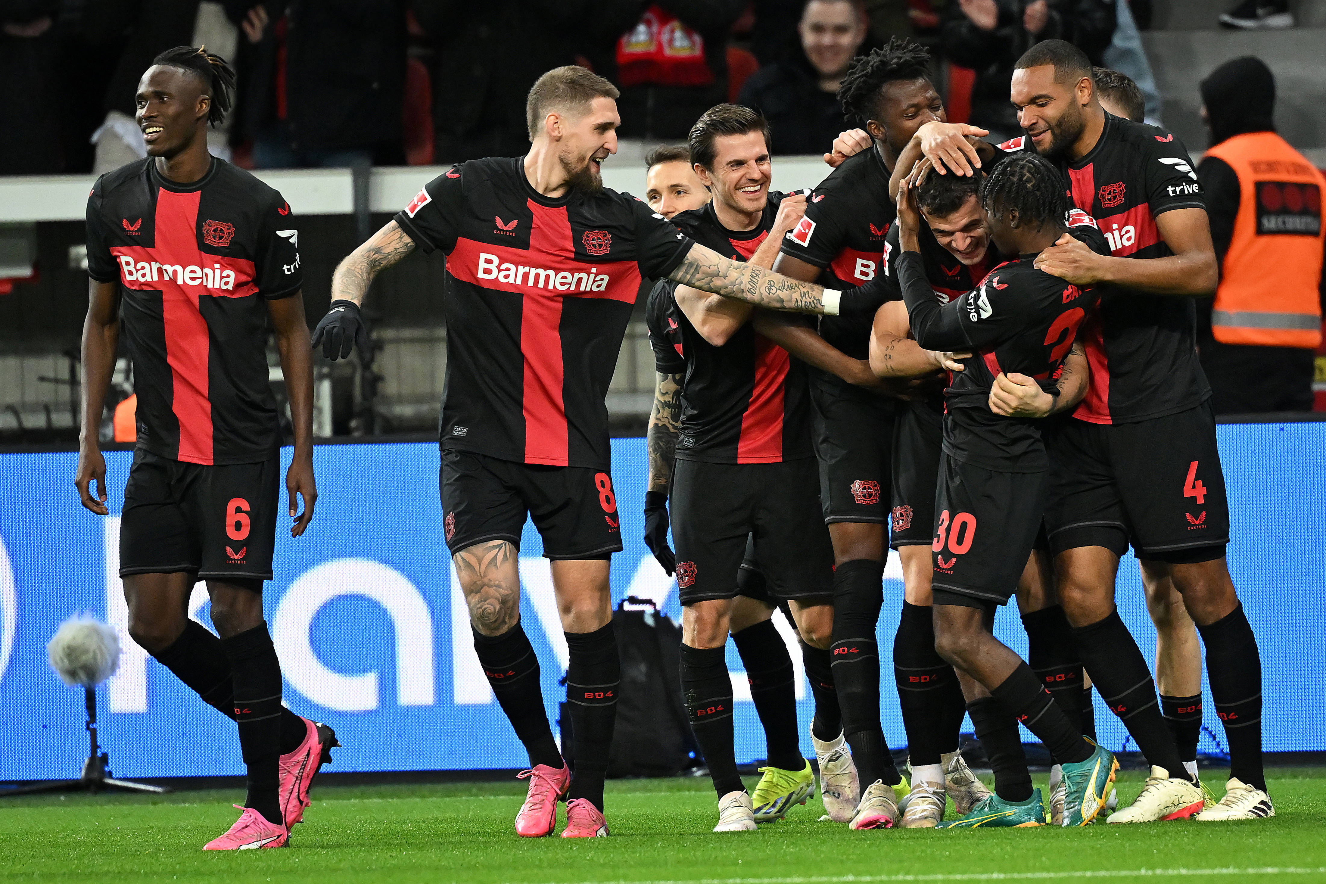 爱游戏app-包含多特蒙德客场遭遇勒沃库森逆转，失去领先优势最终遗憾惨败的词条