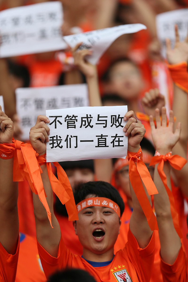 关于队员们团结拼搏，为荣誉竞技不懈努力的信息