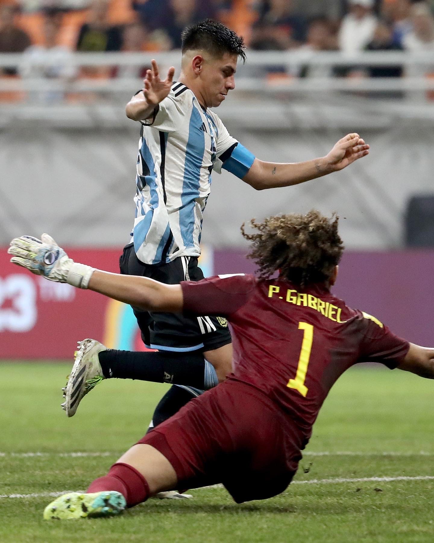 爱游戏官方登录入口-阿根廷客场取胜，晋级半决赛