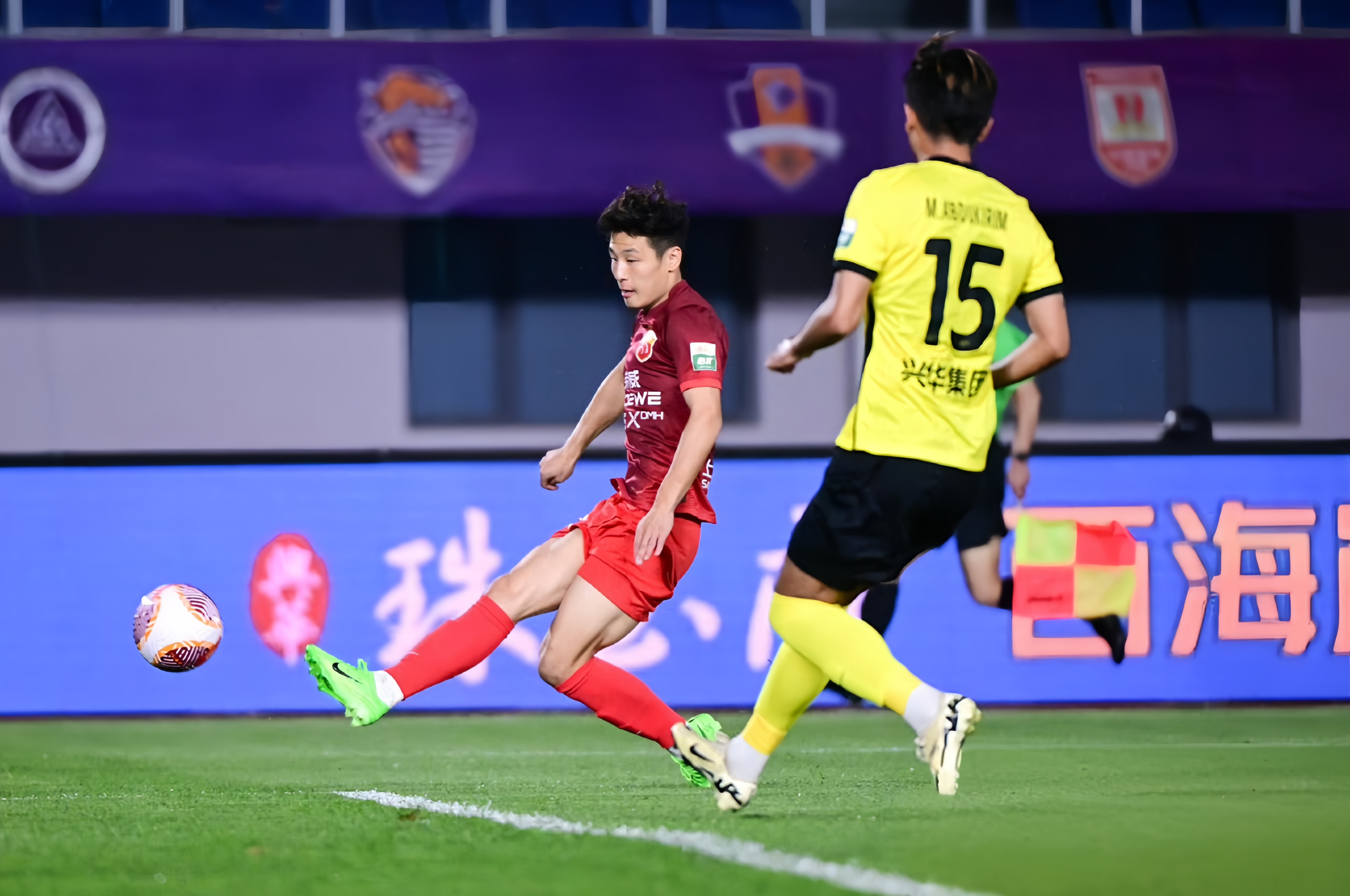 球员表现突出，助队获胜赢得掌声的简单介绍