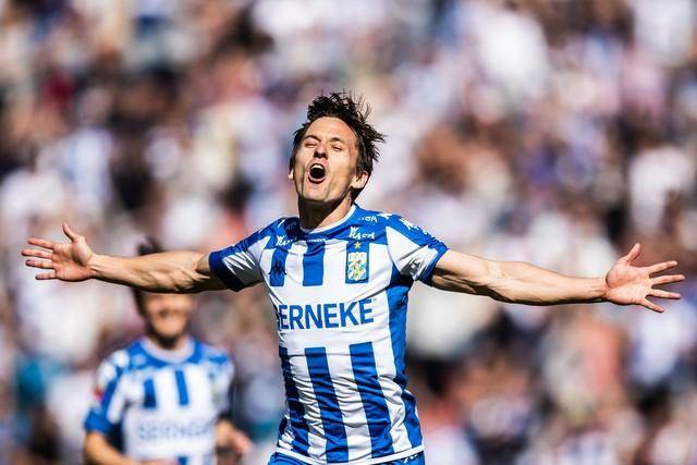 包含阿拉维斯主场险胜皇家社会，保住胜利纪录的词条