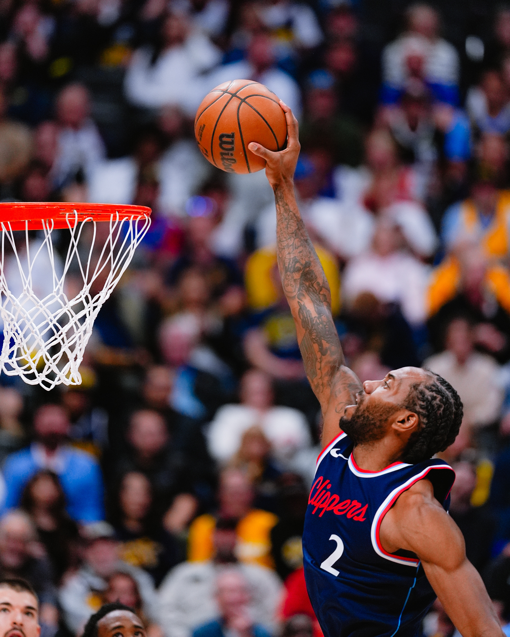 掘金队老将在比赛中展现出稳定表现